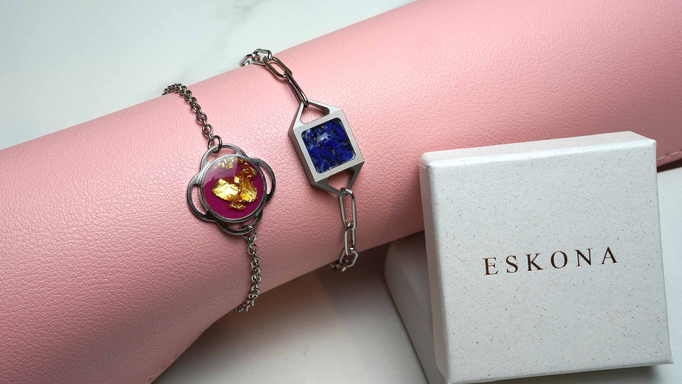 Armbänder aus Edelstahl mit Blattgold und Edelsteinen