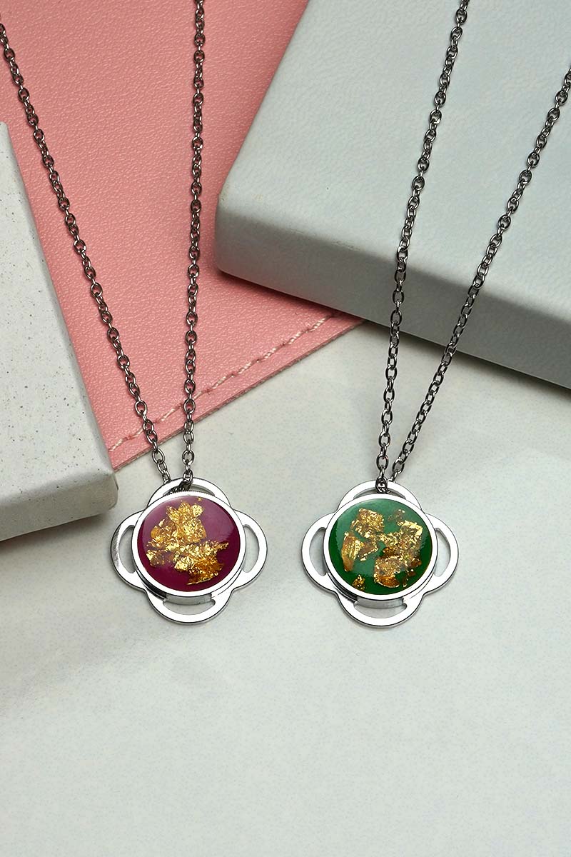 Drei bunte Edelstahl-Halsketten in Blumenform mit Blattgold-Einlage – moderner Schmuck für den Alltag