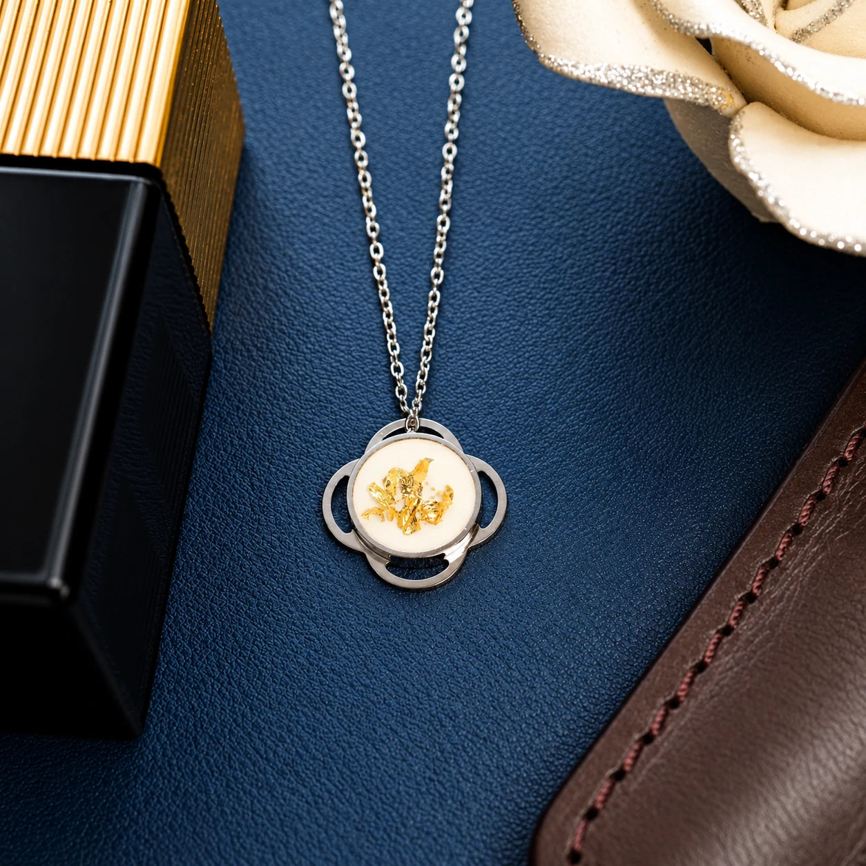 Folé Necklace / White & gold leaf
