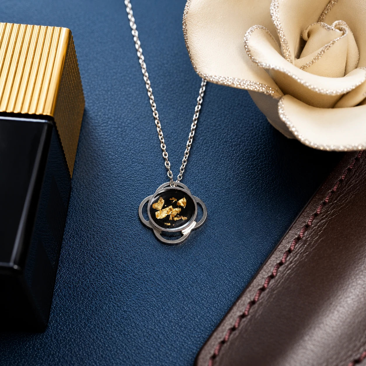 Folé Necklace / Black & gold leaf